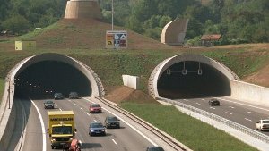 Unfall im Engelbergtunnel auf der A 81: Der Fahrer eines Sattelzugs passt am Steuer nicht richtig auf - und kracht in eine Baustelle. (Symbolbild) Foto: dpa