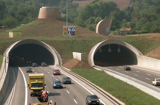 Unfall im Engelbergtunnel auf der A 81: Der Fahrer eines Sattelzugs passt am Steuer nicht richtig auf - und kracht in eine Baustelle. (Symbolbild) Foto: dpa