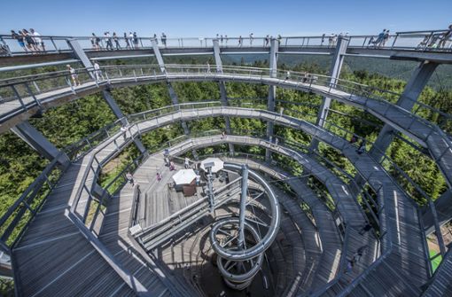 Von dem  architektonisch außergewöhnlichen, 38,5 Meter hohen  Aussichtsturm bietet sich ein  spektakulärer 360-Grad-Blick über den kompletten Schwarzwald. Foto: Annika Müller
