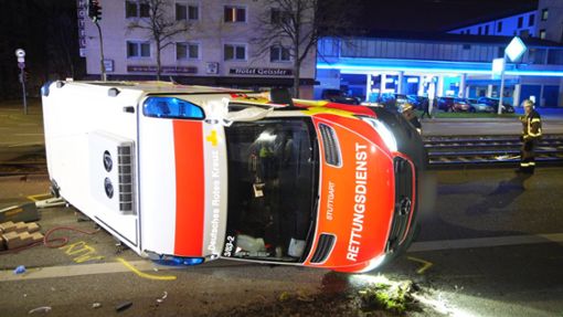 Am Mittwochmorgen ist ein Rettungsdienst-Fahrzeug in Bad Cannstatt in  einen schweren Unfall verwickelt gewesen. Foto: 7aktuell.de/Simon Adoma/t