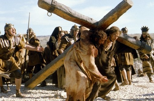 Szene aus dem Kino-Film „Die Passion Christi“ von  Mel Gibson (Jim Caviezel, Mitte, in der Rolle von Jesus beim Tragen des Kreuzes) aus dem Jahr 2004. Foto: Icon Distribution Inc/Constantin Film/dpa
