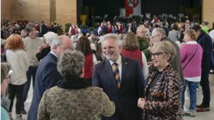 Lacht und schüttelt unzählige Hände: Der Ditzinger Oberbürgermeister Michael Makurath begrüßt beim Neujahrsempfang die Gäste. Foto: Simon Granville
