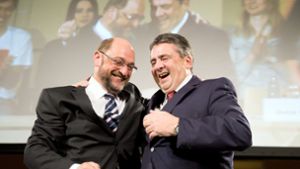 Der eine kommt, der andere tritt ab, Spaß haben beide: Martin Schulz und Sigmar Gabriel beim Schulterschluss in Wolfenbüttel. Foto: dpa