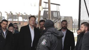 Elon Musk (Mitte) hat das ehemalige Konzentrationslager Auschwitz besucht. Foto: dpa/Andrzej Rudiak