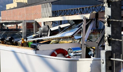 Am Samstagvormittag stößt ein Motorschiff auf dem Neckar mit einer Brücke zusammen und verliert das Dach seiner Führerkabine. Der Schiffsführer erleidet eine Schock. Foto: www.7aktuell.de | Kerstin Schmidt