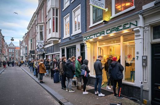 Menschen stehen Schlange vor den sogenannten Coffee-Shops in denen Haschisch und andere leichte Drogen verkauft werden. Foto: dpa/Phil Nijhuis