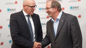 Die Verhandlungsführer Georg Müller (Arbeitgeberverband, links) und Peter Hausmann (Chemiegewerkschaft) sind zufrieden. Foto: dpa