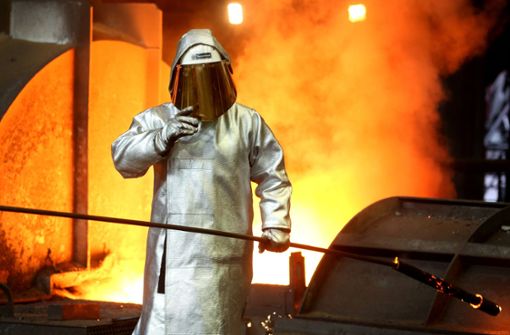 Ein Stahlarbeiter prüft am am Hochofen 8 bei ThyssenKrupp die Stahlqualität nach einem Abstich. Foto: dpa