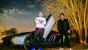 Sven (links) und Michael Kantz mit ihrem 500.000 Euro teueren Lamborghini Spyder Aventado   auf dem Ochsen-Parkplatz in Neuhausen auf den Fildern. Foto: Thomas Niedermüller
