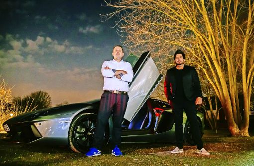 Sven (links) und Michael Kantz mit ihrem 500.000 Euro teueren Lamborghini Spyder Aventado   auf dem Ochsen-Parkplatz in Neuhausen auf den Fildern. Foto: Thomas Niedermüller
