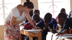 Die 19 Jahre alte Esther Schmid beim Englischunterricht in Simbabwe. Foto: privat