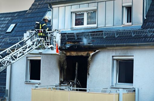 Die Feuerwehr rettete einen Bewohner vom Balkon. Foto: Andreas Rosar