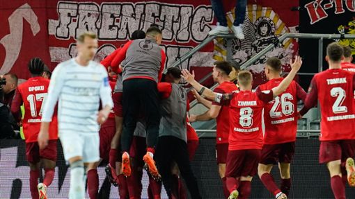 Kaiserslautern setzte sich in Saarbrücken durch und steht zum achten Mal im Pokal-Finale. Foto: Uwe Anspach/dpa