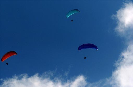 Ein Gleitschirmflug in Trochtelfingen endet am Sonntag für eine 15-Jährige im Krankenhaus.  Foto: dpa/Symbolbild