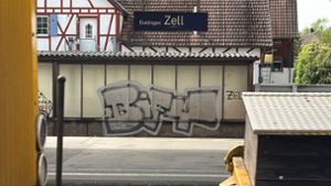 Auf dem Bahnhof in Esslingen-Zell warf ein Mann mit Flaschen nach Reisenden. Foto:  