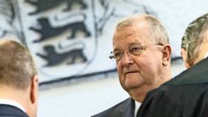 Vor der Urteilsverkündung durch das Landgericht Stuttgart wirkte Porsche-Chef Wendelin Wiedeking angegriffen, nach dem Freispruch machte er den Anklägern Vorwürfe Foto: dpa