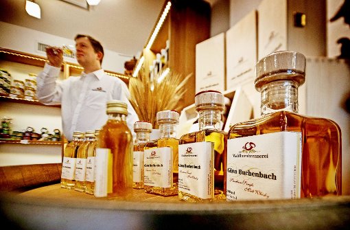 Die Familie Klotz ist stolz auf  ihren schwäbischen Whisky – doch eine schottische Lobbyorganisation  geht gegen den Namen „Glen Buchenbach“ vor. Foto: Gottfried Stoppel