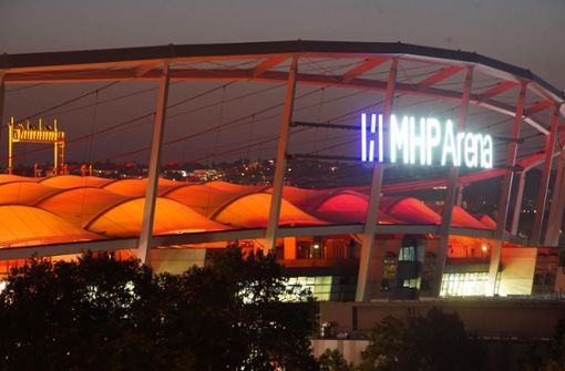 MHP-Arena in Stuttgart: Der VfB lässt das Stadiondach in Brustringfarbe leuchten. Foto: Andreas Rosar Fotoagentur-Stuttg/Andreas Rosar Fotoagentur-Stuttg