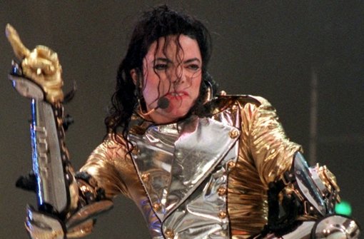 Zu Lebzeiten hatte Popstar Michael Jackson immer wieder Geldprobleme und war mit Zahlungen in Verzug. Der im Juni 2009 im Alter von 50 Jahren gestorbene Sänger ist wieder der Spitzenverdiener unter den toten Stars. 140 Millionen Dollar brachte er seinen Erben zwischen Oktober 2013 und Oktober 2014. Foto: dpa
