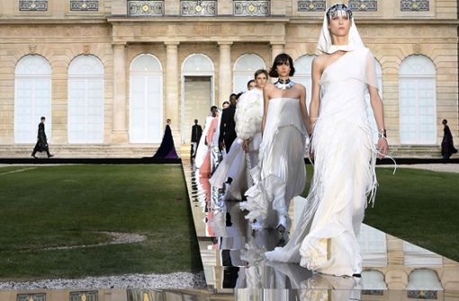 Spektakuläre Entwürfe vor spektakulärer Kulisse zeigte das französische Modehaus Givenchy auf den Haut-Couture-Schauen in Paris. Foto: AFP