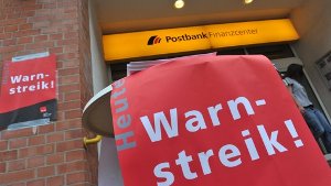 Warnstreik-Plakate hängen in Berlin an einer Filiale der Postbank im Stadtteil Tegel. In Baden-Württemberg war nur eine Filiale in Esslingen betroffen. Foto: dpa