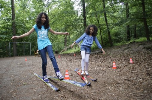 Die elfjährige Meryem und ihre neunjährige Schwester Zara werden in den Sommerferien zum ersten Mal einige Zeit im Waldheim Heimberg verbringen. Foto: Leonie Schüler
