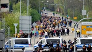 Die Polizei begleitete mit einem massiven Aufgebot den Marsch der Dresdner Fußballfans zum Stadion. Foto: dpa