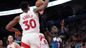Dennis Schröder (r), Guard der Brooklyn Nets, zieht am Toronto Raptors-Guard Ochai Agbaji vorbei zum Korb. Foto: Nathan Denette/The Canadian Press/AP/dpa