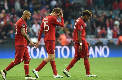 Mit gesenkten Köpfen gehen die Bayern-Spieler vom Spielfeld. Der Traum vom Champions-League-Endspiel ist geplatzt. Foto: AFP
