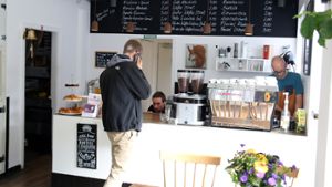 Seit 2015 gibt es im Stuttgarter Westen das Café Mókuska. Inhaber Stefan Dachale röstet seinen Kaffee selbst, um ein perfektes Geschmackserlebnis zu kreieren. Foto: Hannes Opel