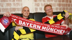 Den Schal des Konkurrenten nehmen sie sonst nie in die Hand: BVB-Fan Manuel Dilling (li.) und Bayern-Anhänger Günther Keinath Foto: Baumann