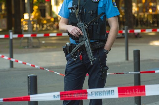 Ein Polizist sichert am 5.5.2016 in Frankfurt am Main den Tatort. Am Spätnachmittag hat in der Frankfurter Innenstadt eine Schießerei mit mehreren Verletzten stattgefunden. Foto: Andreas Arnold/dpa