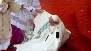 Papst Franziskus ist schon häufiger über seine langen Gewänder gestolpert. Foto: AFP