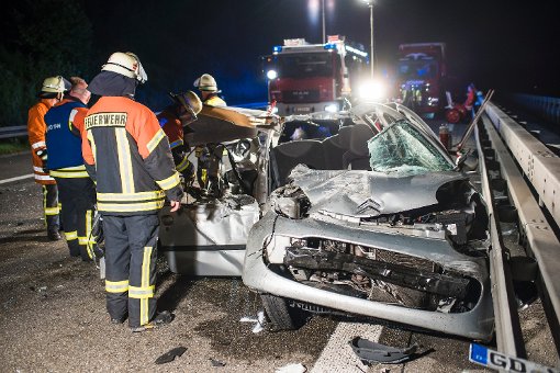 Nach einem Unfall auf der A81 bei Herrenberg kann eine junge Frau nur noch tot geborgen werden. Foto: www.7aktuell.de | Oskar Eyb
