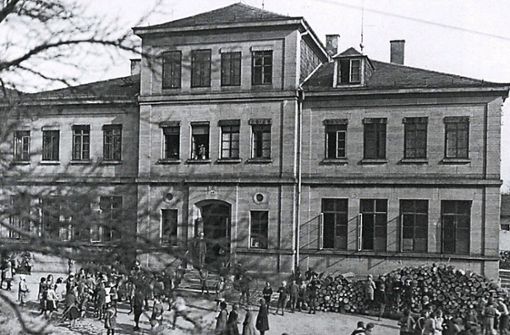 In dem  Schulhaus von anno 1865/66 sind heute die Gaststätte Paulaner und ein Polizeiposten untergebracht. Foto: z/Stadtarchiv Leinfelden-Echterdingen