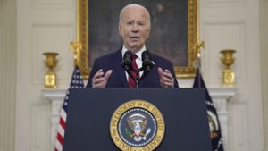 US-Präsident Joe Biden spricht vor der Unterzeichnung eines Hilfspakets für die Ukraine, das auch die Unterstützung Israels, Taiwans und anderer Verbündeter umfasst, im State Dining Room des Weißen Hauses. Foto: Evan Vucci/AP/dpa