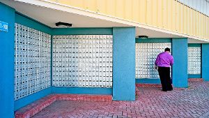 Briefkastenfirmen auf den Kaimaninseln  aus der  Fotoserie „The Heavens“ von Paolo Woods und Gabriele Galimberti Foto: Woods/Galimberti