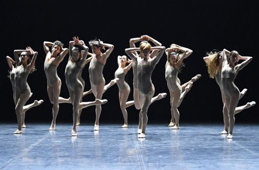 Louis Stiens versammelt in „Skinny“ die Tänzer in pulsierenden Ensemble-Szenen. Foto: Stuttgarter Ballett