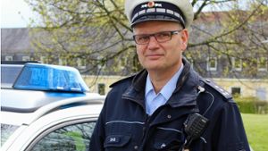 Olaf Daiß ist seit 35 Jahren bei der Polizei. Im Dienst hat er immer eine Waffe dabei. Und im Einsatzwagen  ist er stets über Funk erreichbar. Foto: Rebecca Beiter
