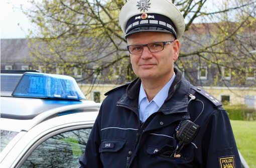 Olaf Daiß ist seit 35 Jahren bei der Polizei. Im Dienst hat er immer eine Waffe dabei. Und im Einsatzwagen  ist er stets über Funk erreichbar. Foto: Rebecca Beiter