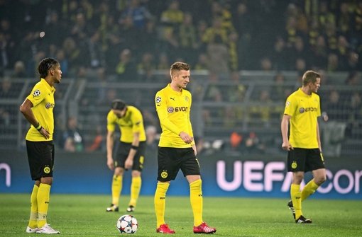 Enttäuschung pur bei Dortmunds Neven Subotic (Hintergrund) und Marco Reus (rechts).  Foto: dpa