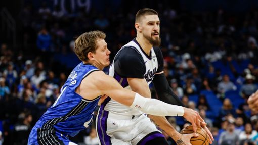 Moritz Wagner (l) versucht, Alex Lenvon von den Sacramento Kings den Ball zu stehlen. Foto: Kevin Kolczynski/AP/dpa