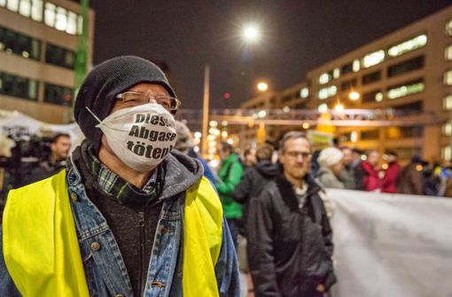 Stuttgarter Bürger demonstrieren am Neckartor gegen die Feinstaubbelastung. Foto: Lichtgut/Julian Rettig