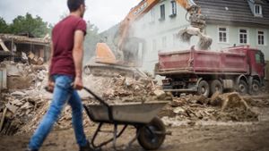In Braunsbach gehen die Aufräumarbeiten weiter. Seit Montag an können sich Hochwasser-Opfer die Soforthilfe auszahlen lassen. (Archivfoto) Foto: dpa