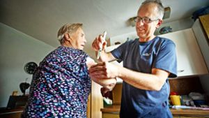 Der Pflegefachmann Jürgen Mang von der Diakonie ambulant  verabreicht einer Seniorin eine Injektion. Foto: Gottfried Stoppel