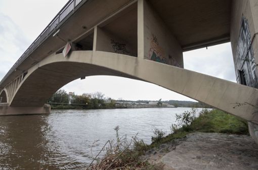 Die Neckarbrücke bei Hochberg ist in die Jahre gekommen, eine Sanierung lohnt sich nicht mehr. Foto: factum/Granville