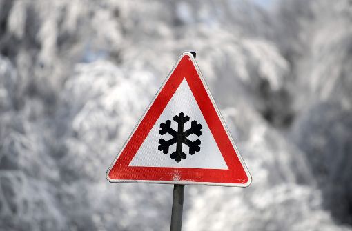 Stundenlanger Schneefall und teils glatte Straßen haben in Baden-Württemberg zu schweren Unfällen geführt. (Symbolbild) Foto: dpa