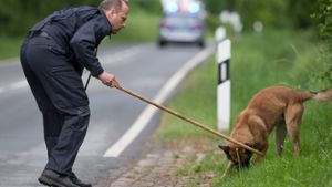Ein Leichenspürhund und sein Hundeführer suchen nach Spuren der ermordeten Annika W. Foto: dpa