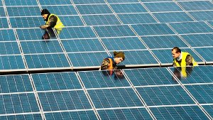 Arbeiter justieren die größte Solaranlage in Freiburg Foto: dapd