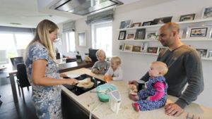 Die Famlie Kramp in der Küche ihres schwäbischen Eigenheims Foto: factum/Granville